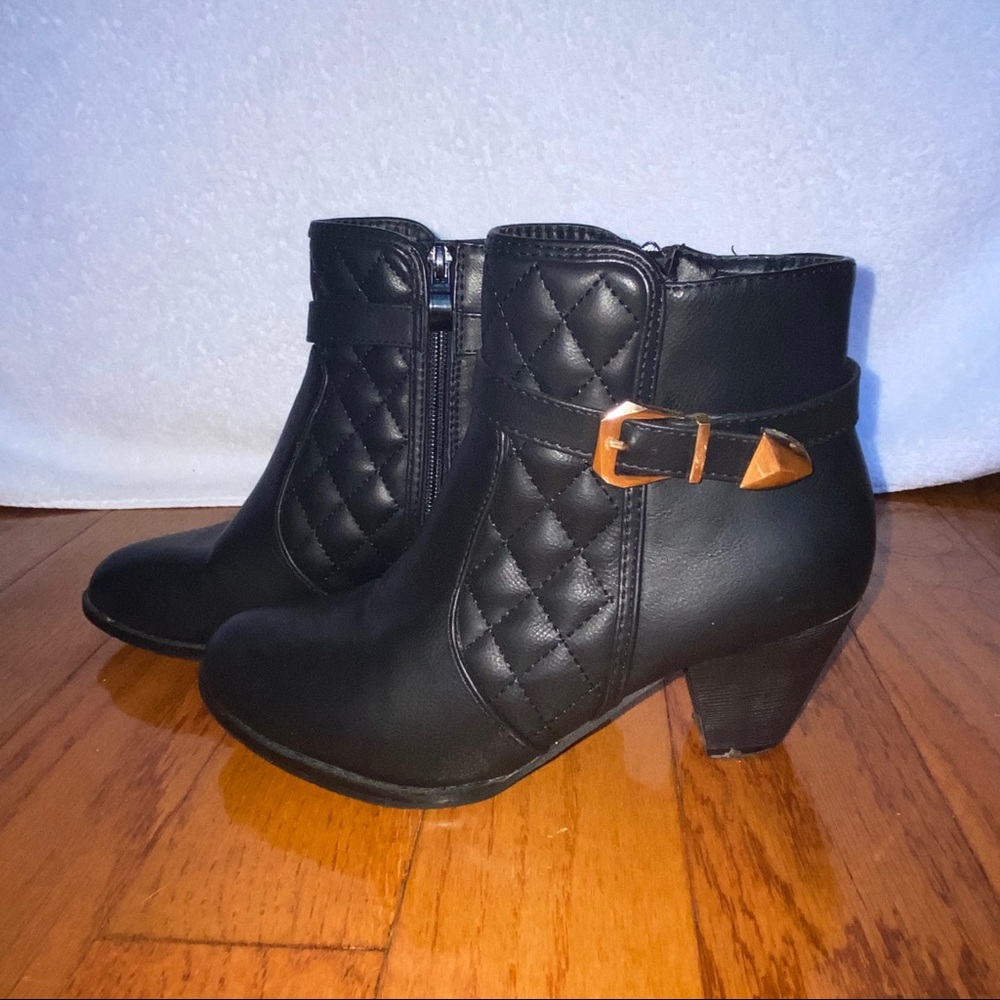 Woman black boots